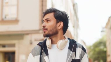 Mutlu Hintli turist yaz günlerinde şehir sokaklarında yürüyor. Genç gezgin gülümsüyor ve dışarıda eğleniyor. Kasaba yaşam tarzları, tatil, tatil gezileri.