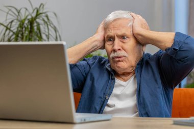 Memnun olmayan son sınıf öğrencisi dizüstü bilgisayarda yazı yazma becerisi kullanırken piyango aniden kötü haber kaybı bilgisayar virüsüne dönüşüyor. Yaşlı olgun büyükbaba evde.