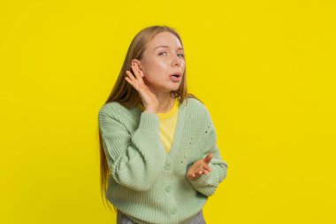- Seni duyamıyorum. - Ne? Kafası karışmış, daha yüksek sesle tekrar etmek, bilgi sağırlığı duymak için kolunu kulağına yakın tutarak kaşlarını çatmış beyaz kadın seni duymaya çalışıyor. Sarı arka plandaki kız