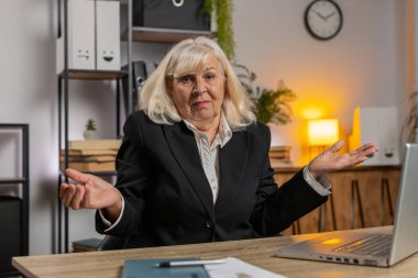 Ne diyecegimi bilmiyorum. Üst düzey iş kadınıyla ev bilgisayarını karıştırmış. Serbest çalışan belirsiz sorulardan utanıyor, şüpheleri var, cevap yok, bilgisiz, kararsız..