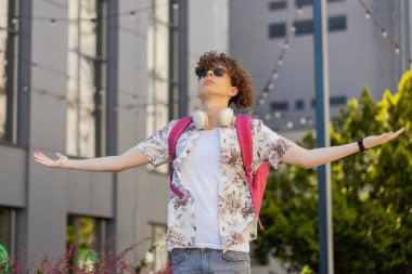 Sakin ol, sakin ol. Kafkasyalı genç adam meditasyon yapıyor, derin derin nefes alıyor, dua eden gözler kapalı, konsantre düşünceler, dışarıda huzurlu bir zihin. Şehir caddesinde mola veren bir adam..