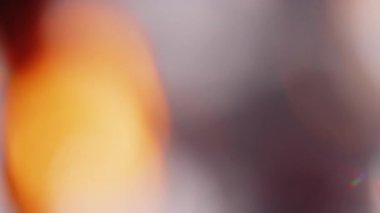 Işık sızıntısı görüntüleri. Lens parıltısı yeşil bokeh örtüleri, yanan alev arka planı. Görüntüleri birleştirmek, videoları şekillendirmek, dönüşümler için. Odaklanmış lamba flaş ışını etkisi. Işık titreşimleri ve ışıltı