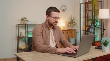 Hoşlanmamak. Mutsuz bir adam dizüstü bilgisayar kullanıyor ve işaret dilini gösteriyor. Memnuniyetsizliğini dile getiriyor. İç işlerindeki kötü işleri tasvip etmiyor. Masadaki serbest çalışan genç adam memnun değil..