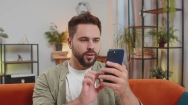 Kafkasyalı esmer adamın akıllı telefon kullanmasına şaşırdım. Posta yoluyla iyi haber alıyor. Aniden kazanılan piyango zaferini kutluyor. Yaşam Tarzları.