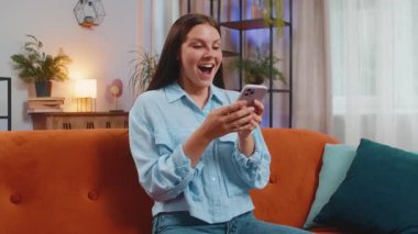 Şaşırmış bir kadın cep telefonu daktilo kullanarak 