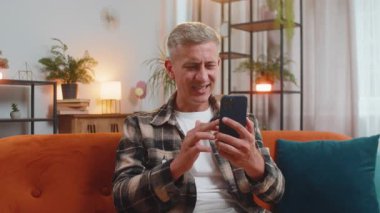 Üzgün, Kafkasyalı bir adam akıllı telefon daktilo kullanıyor, kaybediyor. Aniden piyango oyunu sonuçlarına şaşırıyor, kötü haber, servet kaybı, başarısızlık, teslim tarihi, virüs. Evde gri saçlı genç bir adam var..