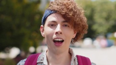 Aman Tanrım, vay canına. Güneş gözlüğü takan mutlu genç adam kameraya büyük açık gözlerle bakıyor. Aniden kazanılan galibiyet, galibiyet, loto hedefi başarısı, şehir dışında iyi haberler..