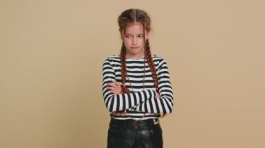 Tatminsiz genç kız çocuğu, kuşkularını dile getiriyor. Sıkılmış, gergin, sonuç konusunda hayal kırıklığına uğramış, kötü haber, başarısız, oyunu kaybetmiş. Bej arka planda izole edilmiş genç çocuklar