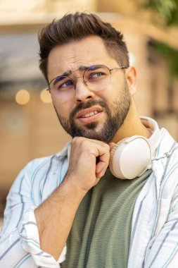 Üzgün ve mutsuz genç bir turist hayat endişeleri üzerine düşünüyor, haksız bir durumdan muzdarip. Sorun, kötü hissetme, tükenmiş keder. Hüsrana uğramış, yalnız, yetişkin bir adam şehir caddesinde dikiliyor..