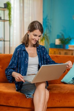 Serbest çalışan genç bir kadın dizüstü bilgisayarı açıyor, dizüstü bilgisayarla eğitime başlıyor, mesajlar gönderiyor, online alışverişler yapıyor, evdeki oturma odasında film izliyor. Kanepede oturan kızın portresi..