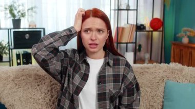 Evde kafası karışık ve stresli bir durumda kaybolmuş gibi duran genç bir kadın var. Kafkasyalı kızıl saçlı kız koltukta kararsız, duygusal gerilim, zor kararlarla boğuşuyor.