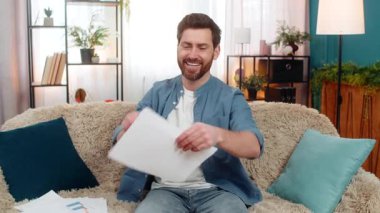 Evdeki genç adam kanepede oturuyor, gülümsüyor ve gereksiz bir belgeyi rahatlıkla parçalara ayırıyor. Beyaz adam kendini mutlu ve özgür hissediyor. Artık yükümlülükler, borçlar ya da geçmişteki sorunlar için endişelenmiyor.