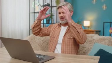 Hayal kırıklığına uğramış insanların kolajı. Kadınlar farklı yaşlarda farklı etnik kökenlere sahipler. Dizüstü bilgisayarlarda arama yapıyorlar, çalışıyorlar, kaybediyorlar..