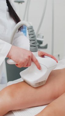 Anti-elülit masaj terapisi. Kozmetik doktoru, kadınlara ultrason boşluğu, LPG süpürge, yağ önleyici RF, bacaklardaki spa kliniğini kaldırma prosedürü yaptırıyor. Vücut şekillendirme tedavisi. Selülit tedavisi