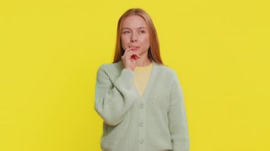 - İyi fikir. İlham verici orta yaşlı bir kadın, parmağını açık ağızla işaret ederek plan yapıyor, girişimde bulunuyor, Eureka jest sorunu çözümü için ilham kaynağı gösteriyor. Sarı arka planda izole edilmiş yetişkin bir kız.