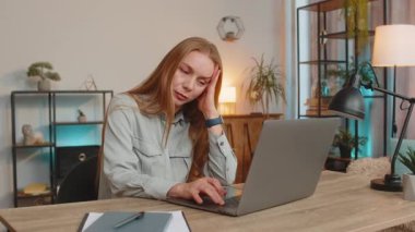 Sıkılmış üzgün, yorgun, yorgun, yorgun, Kafkasyalı, serbest çalışan, yorgun, motivasyonsuz, kadın yönetici sıkıcı bir dizüstü bilgisayar işi, ev ofis masasında yorgun düşme sıkıntısı..