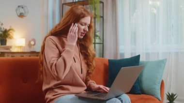 Dizüstü bilgisayar kullanan yorgun genç bir kadın, baş ağrısı, tansiyon ve migren sorunu, evde stres. Üzgün yetişkin kız internet üzerinden çalışıyor, mesajlar gönderiyor, online alışverişler yapıyor, film seyrediyor..