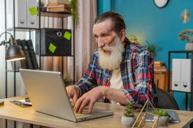 Hüsrana uğramış son sınıf öğrencisinin dizüstü bilgisayarla ilgili problemleri var. Sinirli adam hata görüyor veya bilgisayar ekranında hata bildirimi yapıyor. Deli dede virüs saldırısı ya da uygulama arızası yaşıyor..