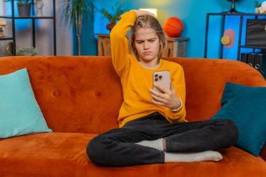 Beyaz çocuk evde akıllı telefondan online oyun oynarken kaybediyor. Kanepede otururken üzgün dalgalar umutsuzluğa yol açar. Yoğun oyunda yenilgi üstüne hüsran ve hayal kırıklığını gösterir.