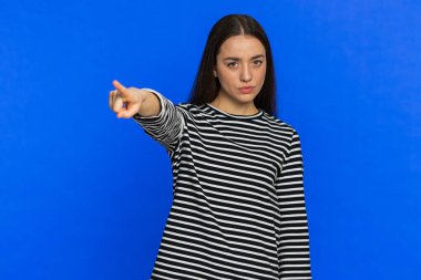 Defol git buradan. - Kovuldun! Kafkasyalı genç bir kadın işaret ederek onu rahat bırakmasını istiyor. Katı bir patronun çatışma çıkarması. Mavi stüdyo arka planında kapalı, katı, güzel bir kız.