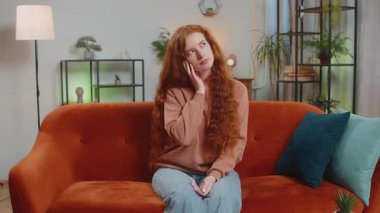 Evreka. Düşünceli, zeki, ilham verici kadın olumlu bir hareket yaptı. Yaratıcı bir plan ortaya attı. İyi bir fikirle heyecanlandı, ilham kaynağı oldu. Evdeki koltukta oturan kızıl saçlı kız..