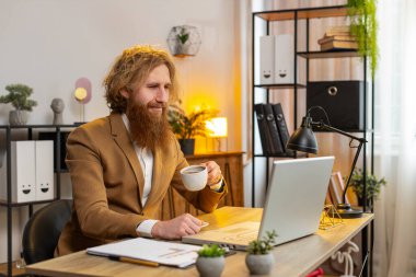 Genç Kafkasyalı iş adamı ofis masasında sabah kahvesini içip dizüstü bilgisayarla çalışmaya başlıyor. Profesyonel kızıl adam dizüstü bilgisayarını açar. Mesaj gönderir, internetten alışveriş yapar..