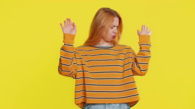 Duymak istemiyorum, dinle. Sinirli, sinirli, genç, sarışın bir kadın. Kulakları tıkayarak hayır diyor. Tavsiyeden kaçınıyor, rahatsız edici sesleri görmezden geliyor. Sarı arkaplanda izole edilmiş kız