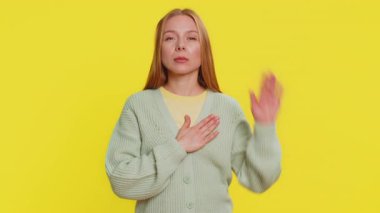 Dürüst olacağıma yemin ederim. İçtenlikle sorumlu Kafkas genç kadın yemin etmek için elini kaldırıyor, dürüst olacağına, doğruyu söyleyeceğine, elini göğsüne koyacağına, adalete dokunacağına söz veriyor. Sarı arka plandaki kız