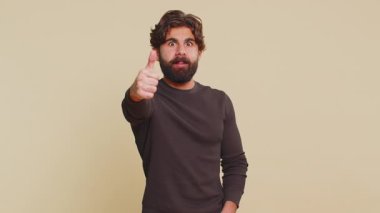 Gibi. Uzun kollu mutlu Lübnanlı bir adam bir şeyi onaylıyor, olumlu yanıt veriyor reklamların iyi şeyleri sevdiğini söylüyor. Sakallı Hintli adam bej renkli stüdyoda tek başına izole edilmiş..