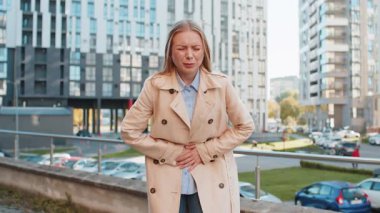 Uzun montlu, beyaz, olgun bir kadın karın ağrısı ve mide iltihabı sorunu yaşıyor. Semptom zehirlenmesi geçiren üzgün bir kız ishal hazımsızlık peptik ülser pankreatiti..