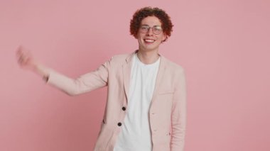 Gibi. Beyaz adam bir şeyi onaylıyor ya da olumlu cevap veriyor. Reklamlar başarıyı kutlayan iyi bir geri bildirim gibi. Pembe arka planda izole edilmiş adam