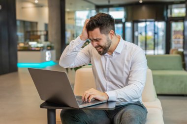 Genç, üzgün, Kafkasyalı işadamı dizüstü bilgisayarla tarama yaparken, beklenmedik piyango sonuçlarını kaybediyor, kötü haber, servet kaybı ofis lobisinde başarısız oluyor. Otel koridorunda sakallı, serbest çalışan üzgün bir işçi..