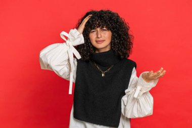 Üzgün, genç, beyaz bir kadın umutsuzluk, yalnızlık, sinir bozukluğu çekiyor. Piyango sonuçlarına şaşırıyor, talihsiz talihsiz haberler kaybediyor. Kırmızı arka planda izole edilmiş çekici kız.