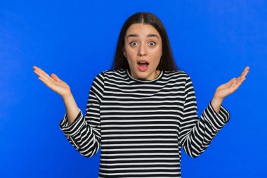 Aman Tanrım, vay canına. Heyecanlı kazanan kadın şaşkınlıkla el kaldırıyor kameraya büyük gözlerle bakıyor, başarı başarısını kutlayan ani zaferden şok oluyor. Mavi arka plandaki kız