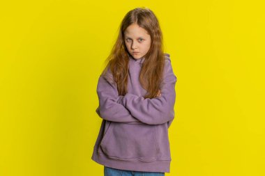 Sinirli, genç, çocuk yaşta bir çocuğun yanlış anlaması, kavga üstüne hayal kırıklığı, başarısızlık, mağlubiyet, görmezden gelme ve iletişim kurmak, konuşmak istememesi. Sarı arkaplanda izole edilmiş çocuklar