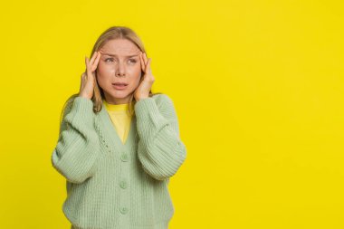 Kafkasyalı orta yaşlı bir kadının baş ağrısı problemini tedavi etmek için şakak ovması. Tansiyon migren stresi. Yetişkin bir kız acı içinde kıvranıyor, sarı arka planda yüksek tansiyon.