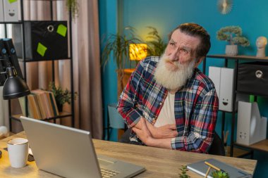 Hayal kırıklığına uğramış Kafkasyalı kıdemli serbest işçi iş sırasında ofis bilgisayarında aşırı yemek yiyor. Üzgün iş adamı büyükbaba karnına dokunuyor ve rahatsız ve keskin bir acı hissediyor..