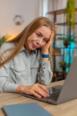 Sıkılmış üzgün, yorgun, yorgun, yorgun, Kafkasyalı, serbest çalışan, yorgun, motivasyonsuz, kadın yönetici sıkıcı bir dizüstü bilgisayar işi, ev ofis masasında yorgun düşme sıkıntısı..