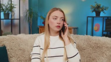 Kafkasyalı genç bir kadın akıllı telefondan kötü haber aldıktan sonra üzgün ve şokta. Duygusal kız telefonu yüz yüze tutuyor, empati kuruyor, hareketsiz ve düşünceli.