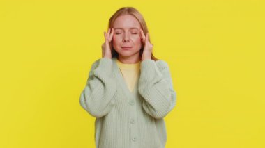 Kafkasyalı orta yaşlı bir kadının baş ağrısı problemini tedavi etmek için şakak ovması. Tansiyon migren stresi. Yetişkin bir kız acı içinde kıvranıyor, sarı arka planda yüksek tansiyon.