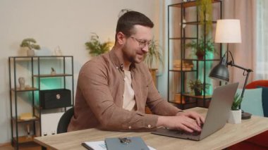 Genç iş adamı emlakçı el kaldırıyor. Yeni evin anahtarlarını gösteriyor. Kiralık ev alıyor, işyerinden ipotek kredisi alıyor. Dizüstü bilgisayar kullanan serbest çalışan mutlu bir borsacı..