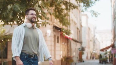 Heyecanlı mutlu gezgin bağırıyor, başarıyı kutluyor, kazanıyor, gol başarısı, iyi haber, piyango talihi, açık havada zafer. Şehir Güneşi Sokağı 'nda yürüyen genç bir adam. Yaşam Tarzları.