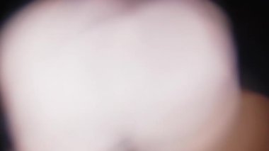 Işık, soyut 4K görüntülerini sızdırır. Yanıp sönen çember mercek parıltısı bokeh, bulanık renk arkaplanının odaklanmamış doğal animasyonunu örtüyor. Çekimleriniz üzerinde birleştirme, videoyu biçimlendirme, geçişler