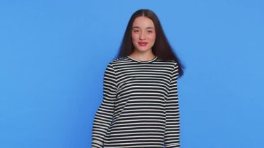 Gibi. Beyaz kadın bir şeyi onaylıyor ya da olumlu cevap veriyor. Reklamlar başarıyı kutlayan iyi bir geri bildirim gibi. Mavi arkaplanda izole edilmiş kız