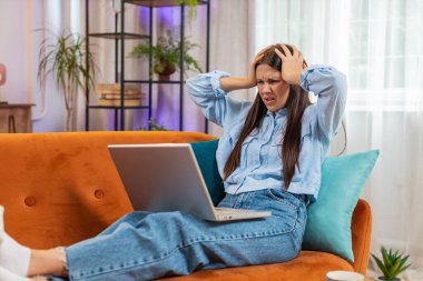 Evdeki kanepede oturup dizüstü bilgisayar kullanan sinirli bir kadın. Anksiyete stresi yaşıyor, internette arama yapıyor, bilgi alamıyor. Oda odasında Netbook 'ta kötü haber kaybına şaşırmış bir kız. Bilgisayar virüsü