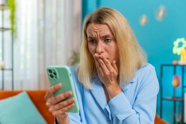 Akıllı telefon daktilosu kullanan genç bir iş kadını, beklenmedik piyango sonuçları, kötü haberler, servet, evde çalışırken masada oturan kayıp karşısında şaşırır. Serbest çalışan kız uzaktan kumanda.