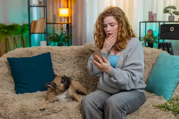 Beyaz saçlı genç bir kadın akıllı telefondan hayal kırıklığı ve gerginlik göstererek evde otururken kötü haberler alıyor. Yakınlardaki pug dog gibi kaşlarını çatan kız ruh halini hisseder ve tuhaf bir tavırla tepki verir..