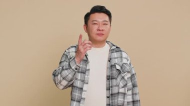 Düşünmem gerek. Düşünceli, orta yaşlı, düşünceli Asyalı bir adam. Düşünüyor ve hayal ediyor. Zor çözümleri merak ediyor. Bej arka planda olgun Çinli bir adam..