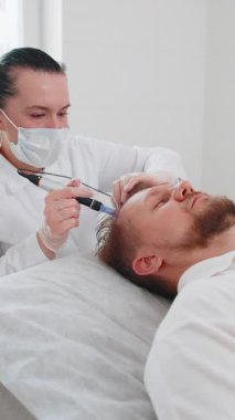 Alopecia. Erkek saçı kaybı büyüme tedavisini, dermapen mikronedling 'i, vitamin egzomu plazma enjeksiyonlarını geliştirir. Trikoloğum doktor kafa derisi yüzme prosedürü kısmi mezoterapi