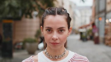 Dişleri olan mutlu genç bir kadının portresi gülümseyen dost canlısı açık gözler mutlu bir yüz ifadesi rüya gibi dinlenen rahatlama dışarıda iyi haberler veriyor. Şehir caddesinde güzel bir yetişkin kız